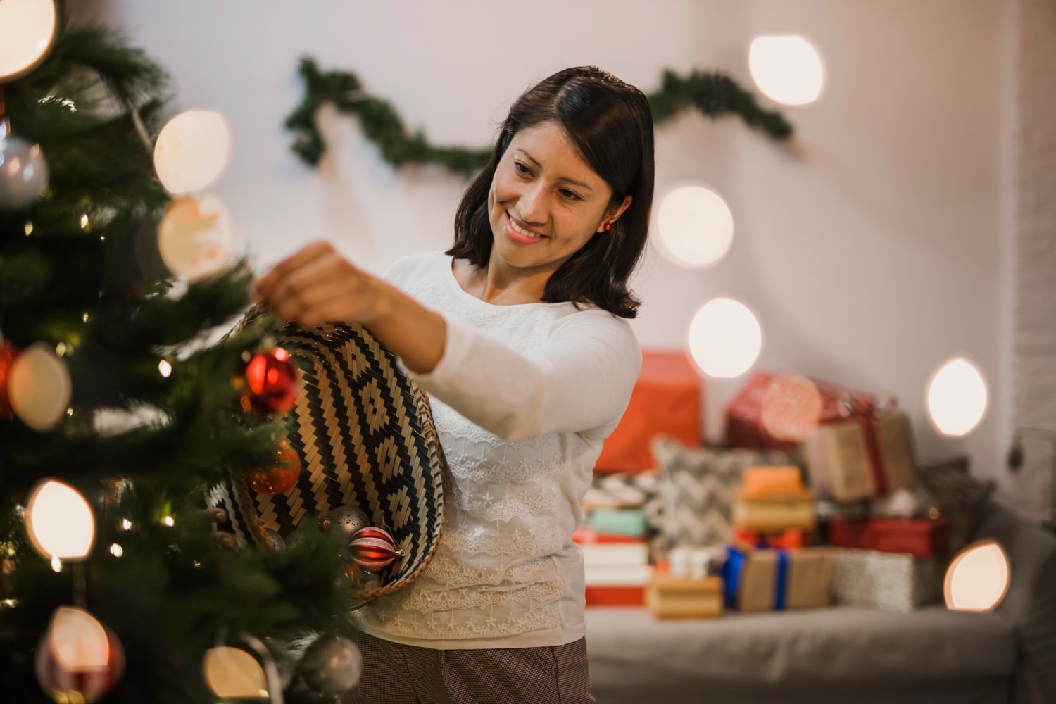 Mulher feliz fazendo a Decoração de Natal 2023