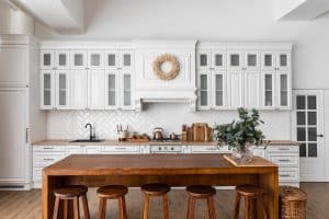 ambiente que exemplifica como acertar na decoração da cozinha, com mesa e armários ao fundo.