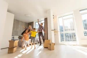 Família feliz em novo imóvel ao descobrir como escolher um bom apartamento.