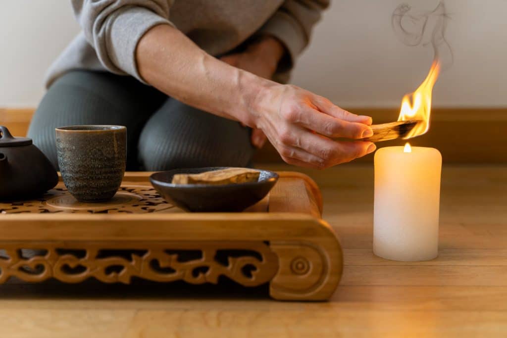 homem desfrutando sua decoração ao descobrir o que é feng shui