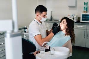 Mulher recebendo atendimento no Brasil Sorridente.