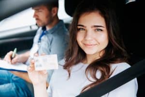 Mulher feliz ao conseguir carteira com a CNH Social.