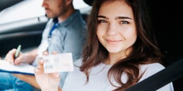 Mulher feliz ao conseguir carteira com a CNH Social.