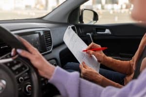 pessoa em carro fazendo teste com a CNH Social.