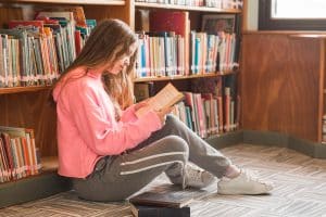 Mulher aprendendo Como criar um cantinho da leitura e aproveitando a leitura. 