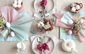 Mesa montada com a decoração de Páscoa.