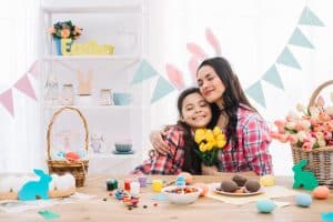 mãe e filha felizes com casa decorada na páscoa.