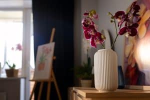 Sala de estar com vaso decorativo em cima de móvel.