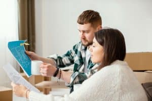 Casal planejando comprar apartamento na planta.