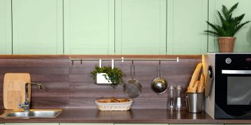 Detalhes de cozinha colorida com armários verdes.