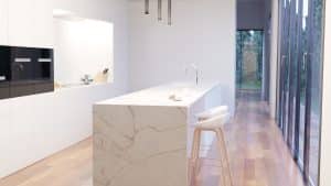 Bancada de porcelanato na ilha da cozinha