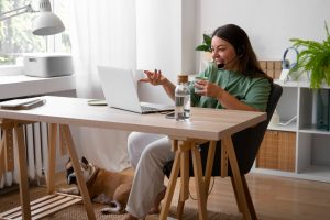 Moça feliz ao decobrir como decorar home office.