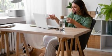 Moça feliz ao decobrir como decorar home office.