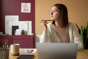 Mulher ao descobrir como decorar home office. 