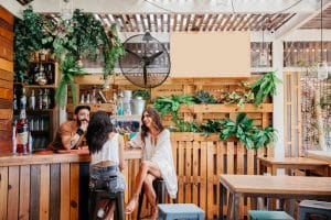 amigos reunidos aproveitando a iluminação em área gourmet.