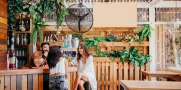 amigos reunidos aproveitando a iluminação em área gourmet.