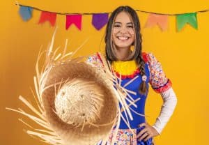 mulher com vestido de quadrilha na festa junina