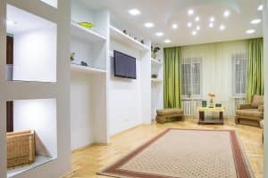 Detalhes da iluminação com spots de luz em casa. 