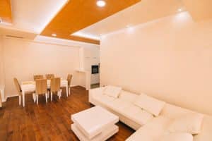 sala de estar com spots de luz