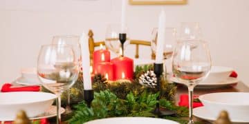 Mesa de Natal simples decorada com velas