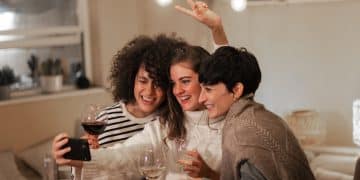 amigas aproveitando o Réveillon em casa.