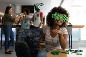 pessoas comemorando o Carnaval em casa.