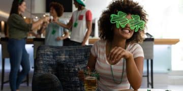 pessoas comemorando o Carnaval em casa.
