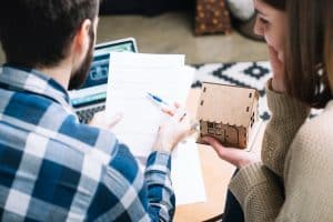 casal descobrindo como financiar pelo Minha Casa Minha Vida.