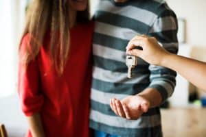 casal descobrindo como construir com o Minha Casa Minha Vida