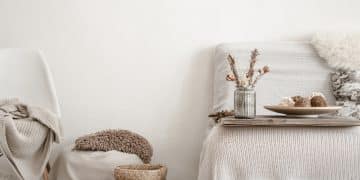 decoração Hygge em casa com sofá e mantas.