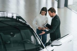 Mulher aproveitando um leilão de carros.