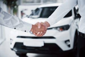 pessoas participando de leilões de carros.