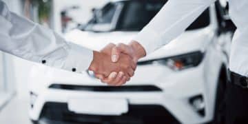 pessoas participando de leilões de carros.