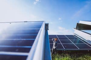Homem trabalhando na implantação de fachadas fotovoltaicas