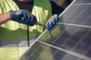 homem implantando fachadas fotovoltaicas
