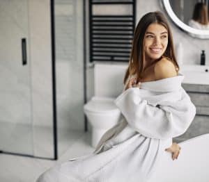 Mulher feliz com um de seus banheiros pequenos modernos