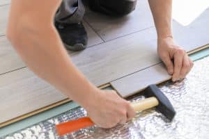 homem ensinando como instalar piso vinílico