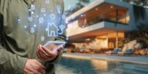 Homem utilizando a Digitalização imobiliária.