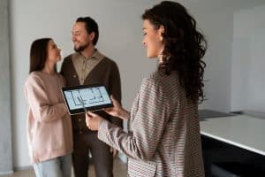 Pessoas aproveitando a Digitalização imobiliária