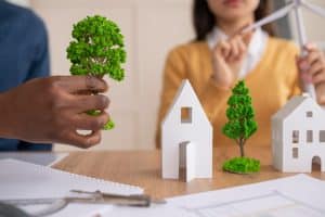 profissionais planejando imóveis sustentáveis ESG.