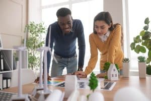 Pessoas trabalahndo com as novas normas para construção sustentável no Brasil.