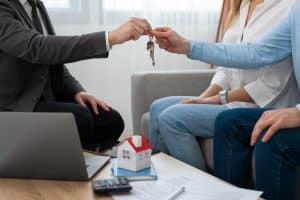 casal planejando a Portabilidade de financiamento