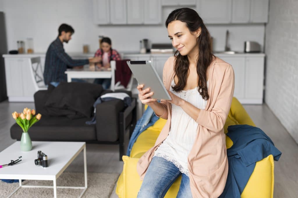 Decoração com tecnologia integrada: transforme seu lar agora 1 Vantagens da tecnologia na decoração de interiores