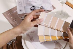 Tendência de paleta off-white e tons areia para decoração